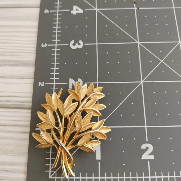 Vintage 1960s Gold Tone Fashion Multi Leaf Design Brooch Pin 2" - Picture 5 of 6